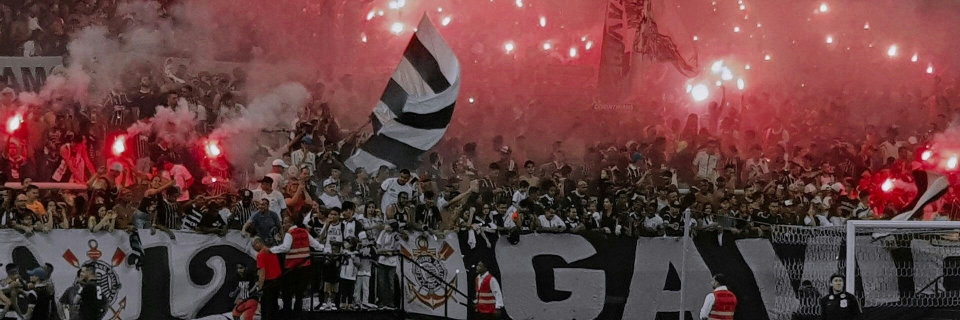 Fotografia da torcida organizada do Corinthians